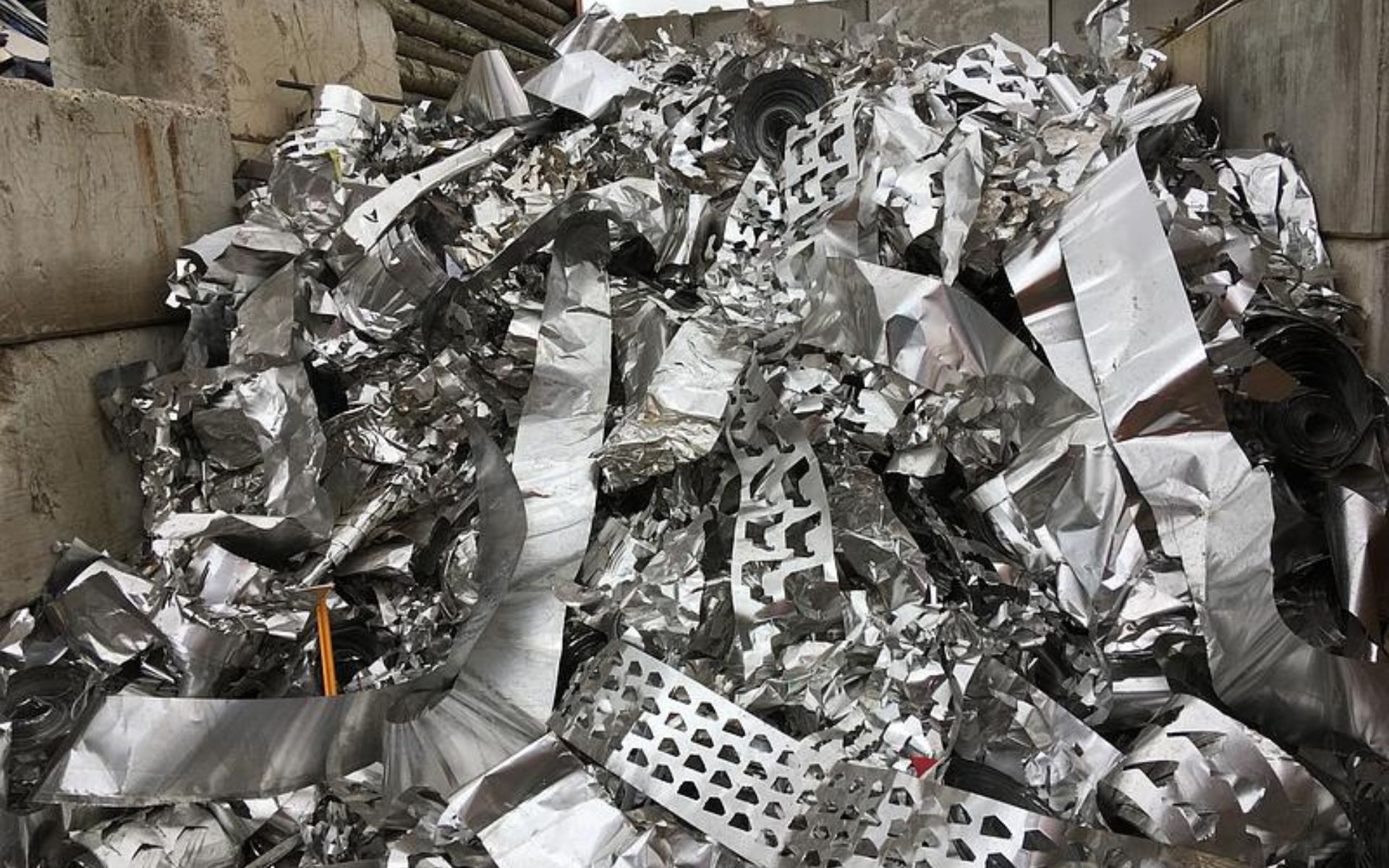 Tas de métaux recyclés dans un centre de traitement à Mulhouse, illustrant les pratiques de recyclage des métaux pour les entreprises locales.